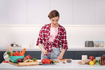 烹饪首页爱的家庭准备成分表格年轻的女人烹饪午餐站厨房健康的食物生活健康的生活方式首页概念