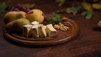 零食集奶酪葡萄梨核桃木表格布里干酪奶酪水果葡萄核桃黑暗木板木董事会