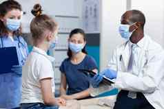 非洲美国儿科医生医生保护脸面具冠状病毒