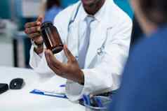 特写镜头非洲美国儿科医生医生持有药片瓶