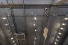 摘要阁楼室内混凝土灰色天花板空气通风安全相机室内体系结构天花板设计工业阁楼建筑装饰现代灯