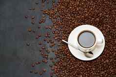 杯表示咖啡背景使烤棕色（的）咖啡豆子