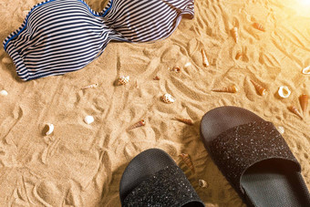 夏天<strong>比基尼</strong>配件时尚的海滩集海滩<strong>比基尼</strong>夏天装海沙子背景前视图概念