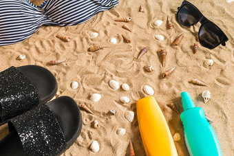 夏天比基尼配件时尚的海滩集海滩比基尼夏天装海沙子背景前视图概念