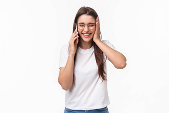 沟通技术生活方式概念肖像兴奋快乐不知所措年轻的高加索人女人收到优秀的新闻微笑笑会说话的移动电话