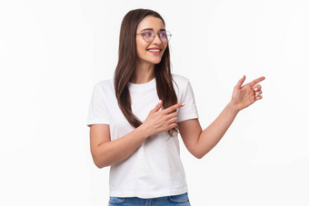 半身照肖像逗乐很高兴好看的浅黑肤色的女人女孩眼镜指出手指好发现产品链接白色背景