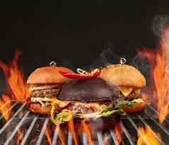 美味的汉堡包牛肉生菜奶酪辣的红色的胡椒烤金属可移植的烧烤烧烤烧烤燃烧的火关闭