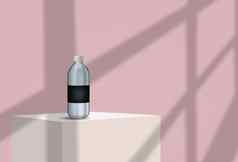 透明的塑料瓶黑色的空白标签站白色多维数据集粉红色的墙阴影窗口模型复制空间特写镜头