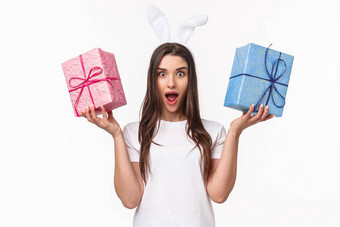 庆祝活动假期礼物概念肖像有魅力的年轻的女人可爱的兔子耳朵摇晃礼物盒子相机打开口惊讶表达式收到现在