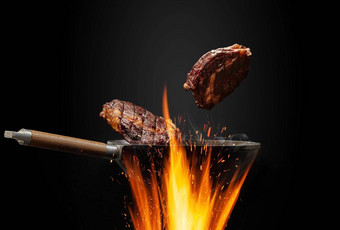 锅锅烟火煎牛肉牛排黑色的工作室背景烹饪概念关闭