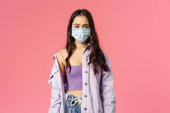 科维德检疫人概念肖像时尚的年轻的女人累了住内部穿医疗脸面具相机伤心战斗疾病冠状病毒泛酸血症