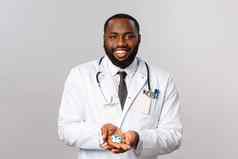 流感疾病医疗保健医学概念友好的英俊的非裔美国人医生给建议持有药片微笑医生病人保持健康的安全开药物治疗