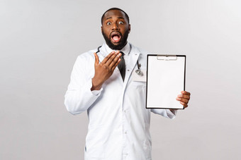 医学科维德治疗医院概念有关担心非裔美国人医生沮丧医生喘气收到了令人担忧的坏测试结果显示剪贴板信息