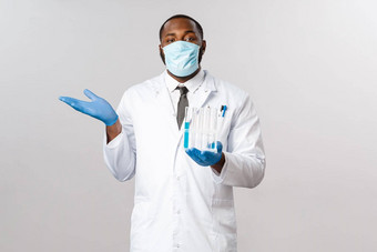 科维德冠状病毒病人治疗实验室概念专业非裔美国人医生白色外套医疗脸面具手套介绍治愈病毒疫苗试管