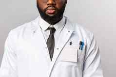 医疗保健医学医院治疗概念裁剪拍摄有胡子的非裔美国人医生白色外套领带穿统一的晚上狗屎诊所治疗病人