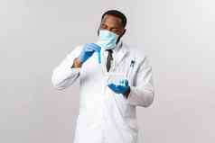 科维德冠状病毒病人治疗实验室概念集中小心非裔美国人医生乳胶手套医疗脸面具试管发明治愈疫苗