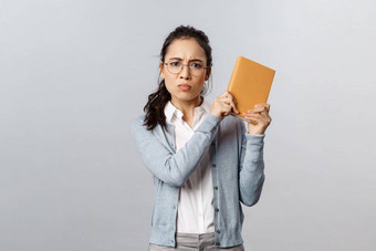 教育老师大学学校概念愤怒的不高兴撅嘴亚洲女孩提高规划师位书听到粗鲁的笑话皱着眉头生闷气的不高兴威胁