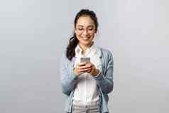 办公室生活方式业务人概念快乐快乐的朝鲜文女人发短信朋友移动电话微笑智能手机显示有趣的谈话看视频在线