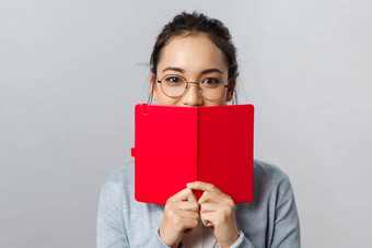 教育大学人概念特写镜头肖像浪漫的年轻的女学生亚洲女孩秘密日记隐藏微笑规划师笔记本写作笔记灰色背景