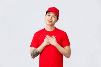 表达交付航运物流概念感动了快乐亚洲交付的家伙红色的帽t恤持有手心叹息盯着可爱的温暖的手势善良