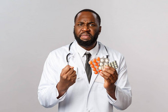 流感疾病医疗保健医学概念愤怒的愤怒的非裔美国人医生愤怒的人销售药物冠状病毒摇拳头显示药片不要批准浮渣