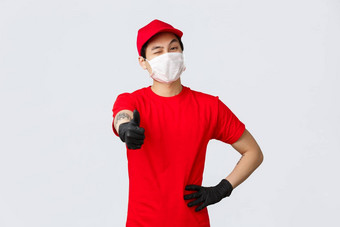 交付服务热情的亚洲快递工人医疗面具手套红色的统一的显示竖起<strong>大拇指</strong>眨眼保证质量交付服务问题交付时间
