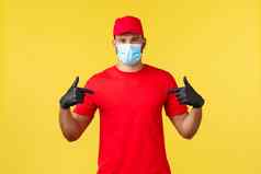 表达交付流感大流行科维德安全航运在线购物概念年轻的快递红色的统一的医疗面具手套指出提供快交付包