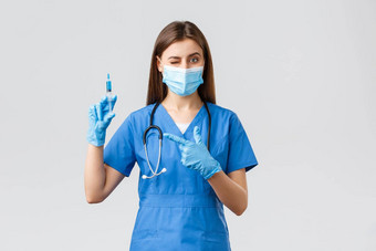 科维德防止病毒健康医疗保健工人检疫概念可爱的女护士医生蓝色的实习医生风云医疗面具佩普指出注射器填满冠状病毒疫苗