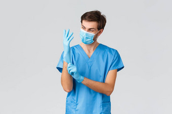 科维德检疫医院医疗保健工人概念年轻的医生医生把橡胶手套医疗面具实习医生风云医疗筛选检查病人