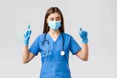 科维德防止病毒健康医疗保健工人检疫概念女护士医生蓝色的实习医生风云医疗面具手套灯泡冠状病毒疫苗持有注射器