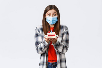冠状病毒爆发生活方式社会距离假期庆祝活动概念可爱的快乐生日女孩使穿医疗面具持有生日蛋糕庆祝内部首页