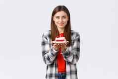 人生活方式假期庆祝活动情绪概念快乐有吸引力的女孩成像梦想真正的使持有生日蛋糕基斯蜡烛白色背景
