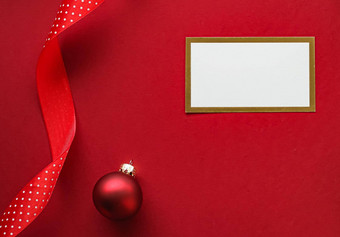 假期品牌身份设计圣诞节平铺概念白色空白业务卡圣诞<strong>节点</strong>缀装饰红色的纸背景平躺模型