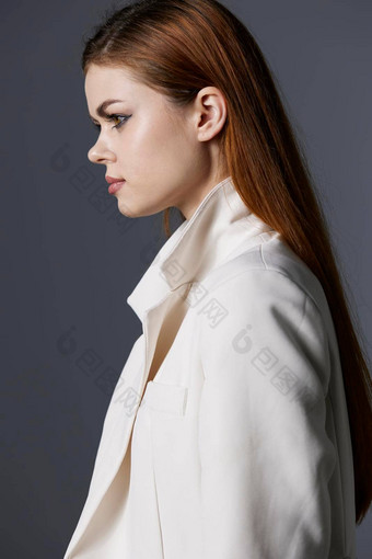 年轻的女人奢侈品模型白色外套不变的