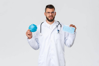 医疗保健工人医疗保险流感大流行科维德概念困惑年轻的英俊的医生白色外套眼镜显示呼吸器医疗面具佩普