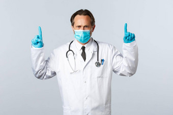 科维德防止病毒医疗保健工人疫苗接种概念疯了医生医疗面具手套指出手指失望解释措施战斗疾病