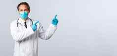 科维德防止病毒医疗保健工人疫苗接种概念微笑友好的医生白色外套医疗面具手套指出前广告白色背景