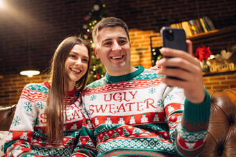 夫妇冬天毛衣记录视频一年的朋友家庭首页家庭聪明的电话会说话的家庭祝贺快乐圣诞节视频调用会议应用程序
