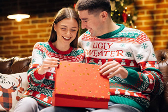 女人惊讶兴奋开放收到了礼物盒子概念假期浪漫惊喜电子商务圣诞节假期奇迹快乐男人。使圣诞节礼物亲爱的女人