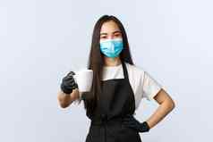 科维德社会距离小咖啡商店业务防止病毒概念友好的微笑亚洲女咖啡师将订单给游客杯子喝穿医疗面具