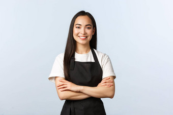 咖啡商店小业务启动概念年轻的快乐的亚洲女孩咖啡师穿黑色的围裙工作咖啡馆微笑站酒吧计数器听客户订单
