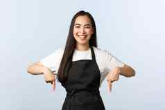 咖啡商店小业务启动概念快乐的友好的亚洲咖啡师黑色的围裙显示广告漂亮的咖啡馆老板邀请特殊的提供指出手指横幅