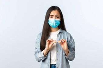 社会距离生活方式科维德流感大流行日常生活休闲概念生病的亚洲女孩测试积极的冠状病毒测量温度持有温度计穿医疗面具发热