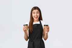 杂货店商店员工小业务咖啡商店概念快乐的微笑咖啡师黑色的围裙服务饮料女服务员带订单客户友好的