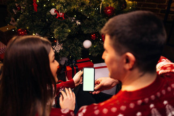 高加索人夫妇智能手机圣诞节<strong>视频</strong>调用<strong>绿</strong>色模拟屏<strong>幕</strong>圣诞节节日沟通技术