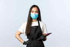 科维德社会距离小咖啡商店业务防止病毒概念可爱的亚洲女咖啡师女服务员采取客户端订单数字平板电脑穿医疗面具手套