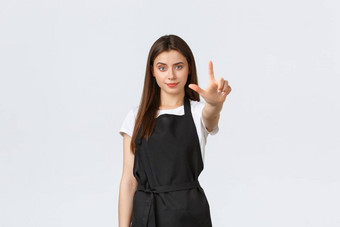 杂货店商店员工小业务咖啡商店概念年轻的女咖啡馆工人黑色的围裙显示扩展手指禁止限制警告客人