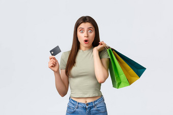 购物购物中心生活方式时尚概念震惊了深刻的印象女人信贷卡购买衣服特殊的折扣快点<strong>收银员</strong>袋