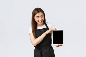 杂货店商店员工小业务咖啡商店概念快乐的友好的女咖啡馆工人显示数字平板电脑屏幕显示在线订单应用程序咖啡师<strong>介绍菜单</strong>
