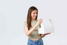 交付生活方式食物概念快乐很高兴女客户收到订单最喜欢的咖啡馆餐厅开放白色盒子甜点蛋糕松饼白色背景